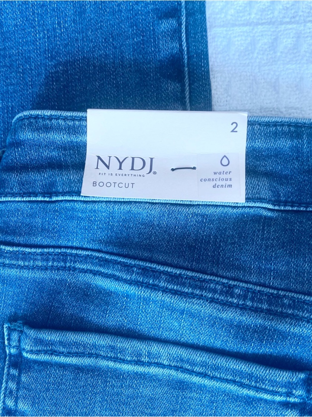 NYDJ Bootcut Jeans in Medium Blue Wash size 2 NWT - Picture 6 of 8